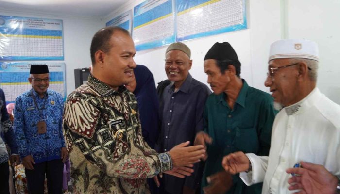 221 Guru Mengaji, Petugas Bilal Mayit, Petugas Penggali Kubur Se Kecamatan STR Terima Bansos dari Pemko Tanjungbalai
