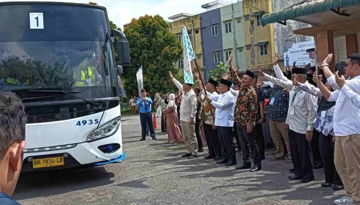 Wamenag RI Lepas Pemberangkatan Calon Jemaah Haji Kloter I Asal Kota Padang Sidempuan
