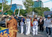Walikota Medan Lepas Pawai Mobil Hias Dalam Peringatan Waisak 2025