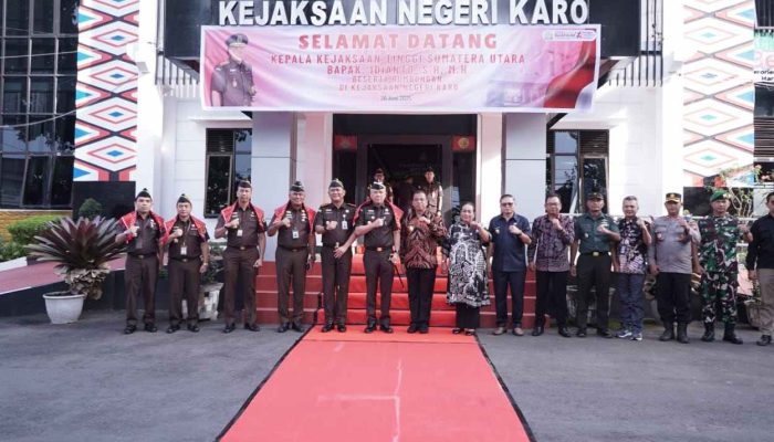 Optimis Raih WBK 2025, Kajati Sumut Motivasi Seluruh Jajaran Kejari Karo Jaga Kekompakan dan Tingkatkan Pelayanan