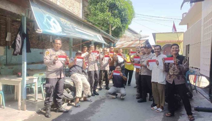 Polsek TBS Bagikan Bendera Merah Putih Jelang HUT RI ke-80