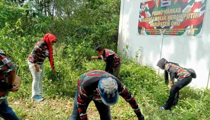 Laskar Merah Putih OKU Melaksanakan Giat Bakti Pembersihan Posko Yang Baru