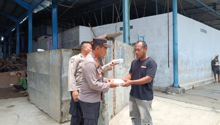 Jumat Berkah, Polsek Teluk Nibung Bagikan Nasi Kotak Ke Warga