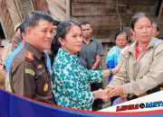 Kajari Samosir Berikan Bantuan 8 Korban Kebakaran di Desa Simarmata