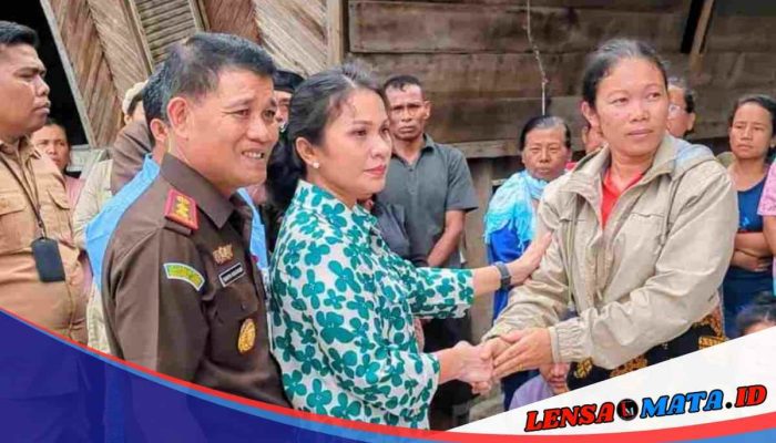 Kajari Samosir Berikan Bantuan 8 Korban Kebakaran di Desa Simarmata