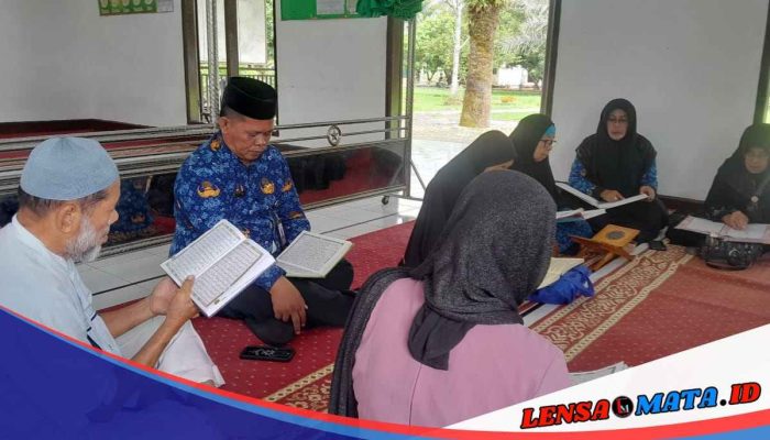 Sentuhan Spiritual, Penyuluh Agama KUA Binjai Timur Dampingi Penghuni Panti Jompo Belajar Al Quran