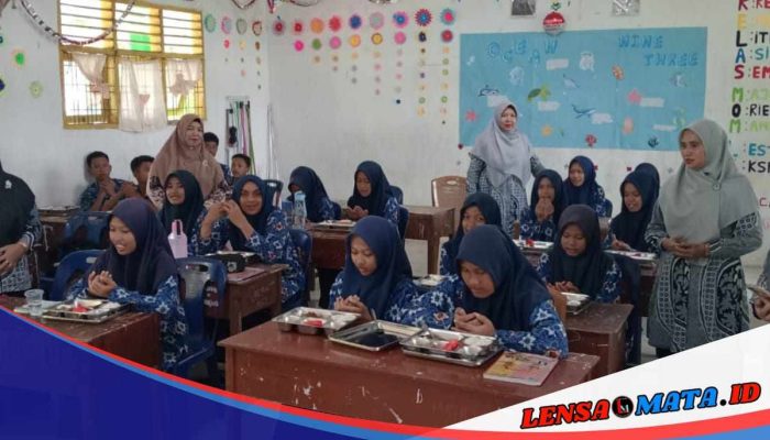 Perdana, Siswa MTsN 2 Simalungun Bersyukur dan Semangat Nikmati MBG