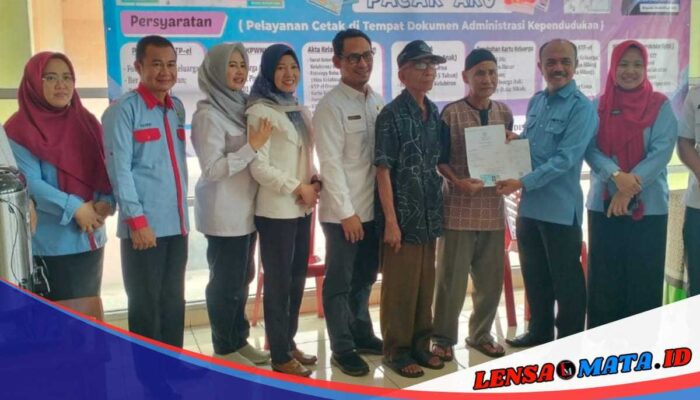 Disdukcapil OKU Jemput Bola Program PACAK AKU di Kantor Camat Baturaja Timur