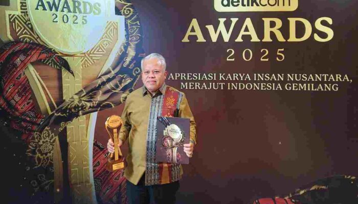 Harli Siregar Terima Penghargaan Detikcom Award Sebagai Tokoh Pendorong Keterbukaan Informasi Lembaga Hukum