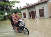 Demi Akad Suci, Penghulu Pantai Cermin Menembus Banjir