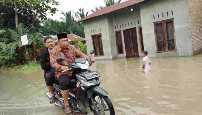 Demi Akad Suci, Penghulu Pantai Cermin Menembus Banjir