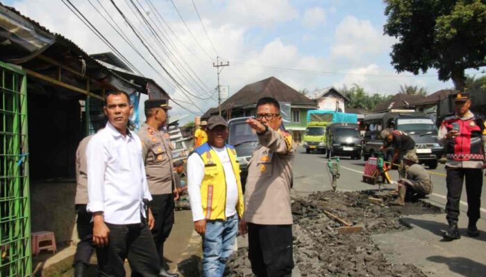 Kapolres Rejang Lebong Tinjau Lokasi Banjir Serta Berikan Bantuan Kepada Korban Terdampak