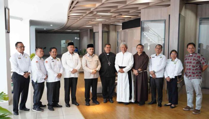Percepat Pemulihan Rumah Ibadah, Wamenag Serahkan Bantuan Gereja Katolik Terdampak Bencana Sumut