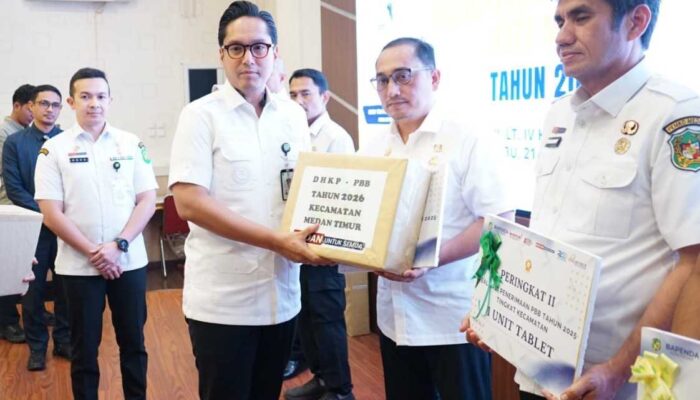 Percepat Pembangunan, Walikota Medan Serahkan SPPT PBB dan Buku DHKP 2026 Lebih Awal