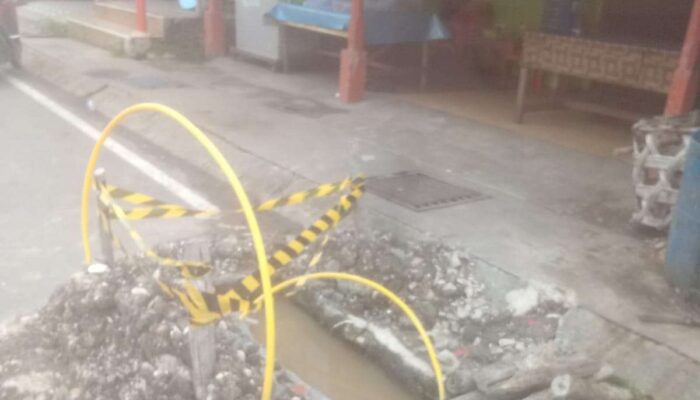 Pemasangan Pipa Gas Proyek PSN di Kab. Tanjab Barat Bikin Jalan Bibir Jalan  Amburadul dan Depan Rumah Warga Berlumpur