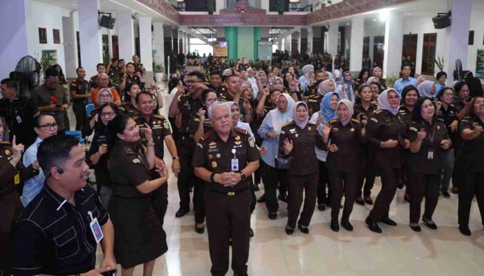Moment Haru Pegawai Kejati Sumut Gelar Acara Perpisahan Dengan Harli Siregar
