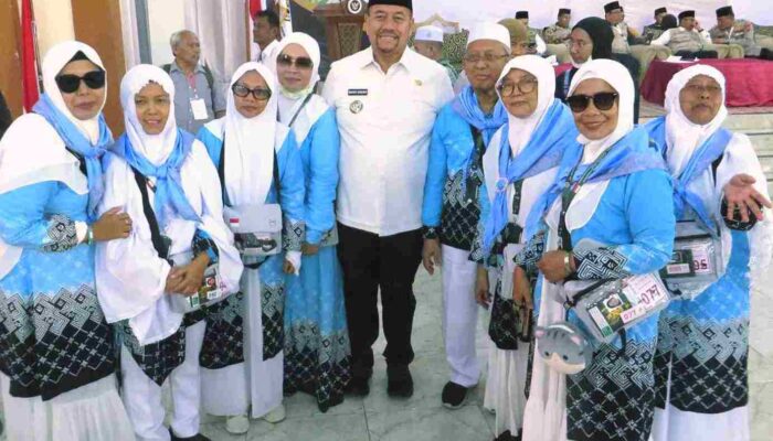 Hadiri Pemberangkatan Jemaah Haji Kloter 4, Bupati Batubara Berikan Bekal dan Uang Saku