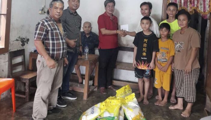 Sekretaris Disdik Nisel Beri Tali Asih Kepada Orang Tua Siswi SMK Yang Meninggal di Aliran Sungai