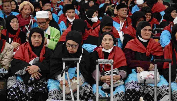 Ketua PPIH dan Bupati Madina Sambut Kepulangan Kloter 06