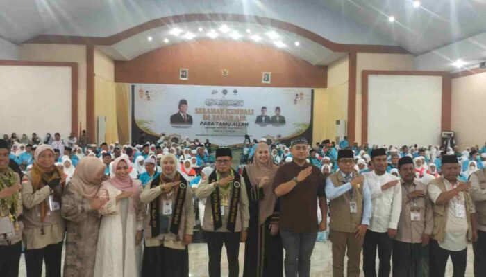Kakanwil Kemenhaj Sumut Bersama Bupati Labuhanbatu dan Labuhanbatu Utara Sambut Kepulangan Jemaah Haji Kloter 13