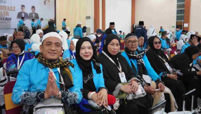 Tiba di Asrama Haji Medan, Kakanwil Kemenhaj Sumut Ingatkan Jemaah Haji Kloter 14 Tebarkan Kedamaian dan Jadi Teladan di Tengah Masyarakat