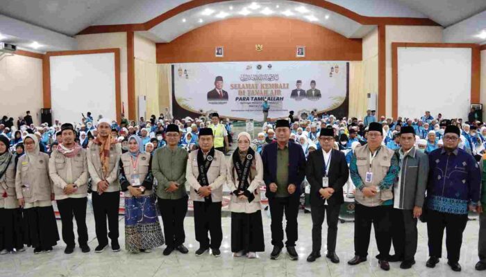 Kepulangan Jemaah Haji Asal Deli Serdang Disambut Haru di Asrama Haji Medan