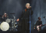 Dari Perkampungan Urban Jakarta Mendunia: Ikon Rock Legendaris Shirley Manson (Garbage) Kenakan Label Fashion Berkesadaran Asal Indonesia, Fuguku, di Atas Panggung