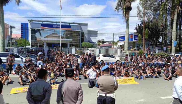 Kasus Penyerangan Kantor Markas Cabang LMP Karo Mandek Hampir Setahun, Ratusan Massa Geruduk Polres Tuntut Keadilan