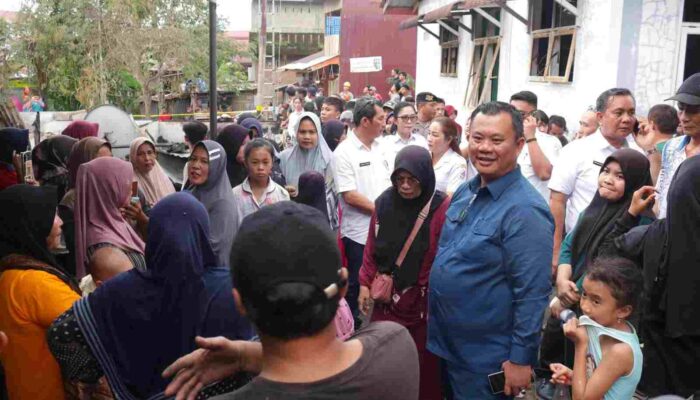 Walikota Gunungsitoli Tinjau Lokasi Kebakaran Desa Mudik, Serahkan Bantuan untuk 12 KK Terdampak