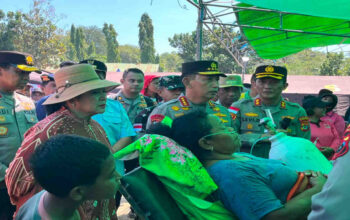 Kapolri Bersama DPR RI Tinjau Pengungsi Gempa Reo dan Serahkan Bantuan Sembako