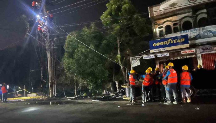 PLN ULP Baturaja Putus Sementara Aliran Listrik Demi Keselamatan Warga Saat Insiden Kebakaran