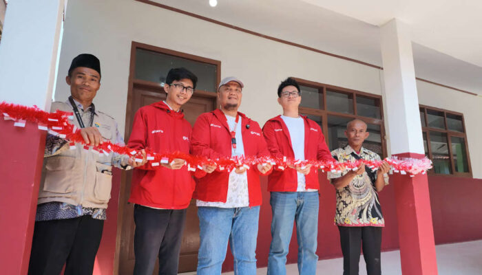 OCBC Syariah dan Rumah Wakaf Salurkan Wakaf untuk Dukung Pendidikan & Keterampilan Siswa di Pelosok Garut