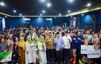 Sapa Warga Medan Baru Diawali Gotong Royong, Rico Waas Tindaklanjuti Keluhan Warga